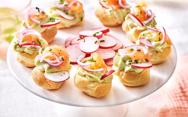 Gevulde soesjes met avocadocrème en gerookte zalm