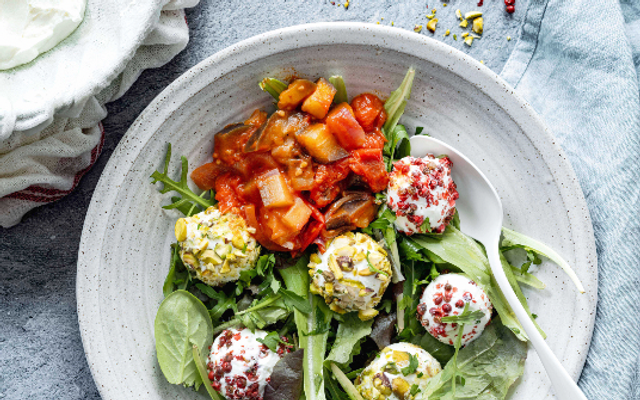 Salade met labneh­balletjes en tomaten-aubergine­compote