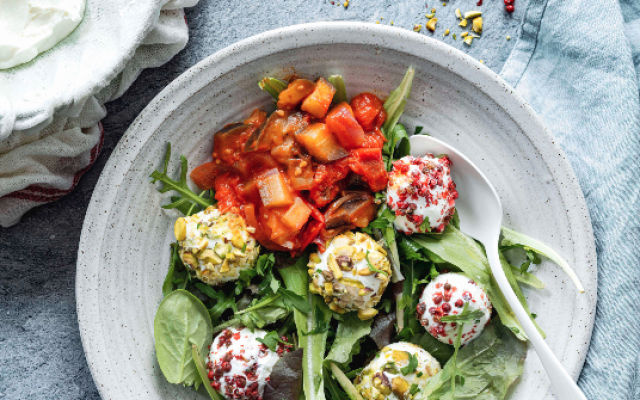 Salade met labneh­balletjes en tomaten-aubergine­compote