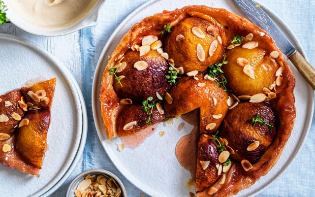 Tarte tatin van perziken met amandelsaus