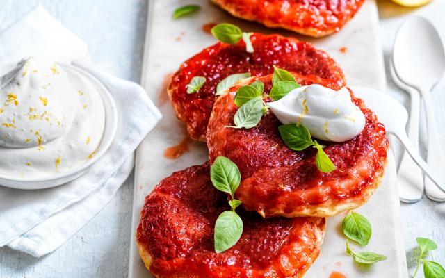 Kleine aardbeien-tartes tatin met citroenroom