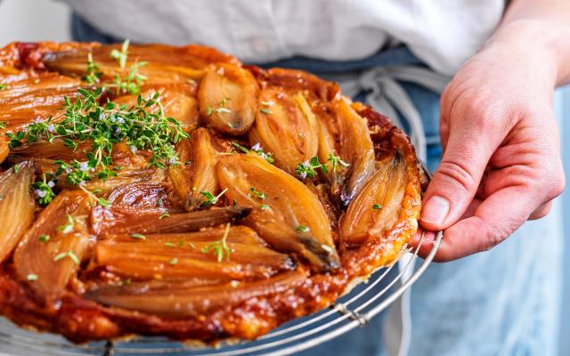 Tarte tatin van banaansjalotten met gedroogde ham en mascarpone