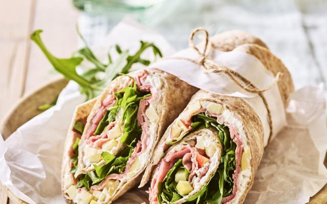 Volkorenwraps met rosbief, rucola en mierikswortel