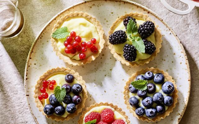 Tarteletjes met snelle vanillepudding en rood fruit