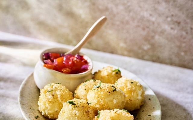 Geitenkaaskroketjes met chutney van paprika en rode ui