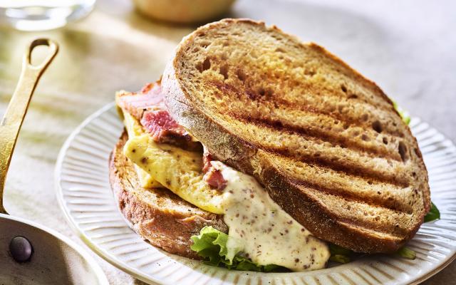 Gegrilde zuurdesemboterham met boerenomelet, Breydelspek en mosterdmayonaise