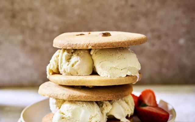 IJssandwiches met vanille-ijs en aardbeien