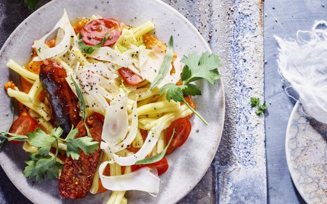 Casaracce met chorizo, venkel, kerstomaatjes en romescodressing