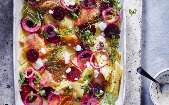 Pastasalade met gravad lax, gepekelde rode ui en mieriksworteldressing