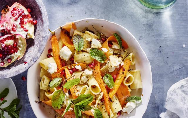 Rigatoni met jonge wortelen, feta en granaatappel