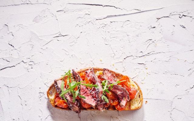 Toast met onglet, geroosterde knoflooktomaatjes en pecorino