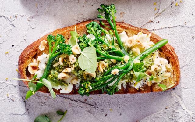 Toast met ricotta, waterkerspesto en broccolini