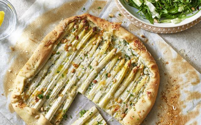 Galette met witte asperges en oude kaas