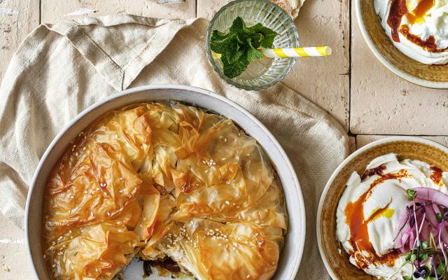 Turkse mezze met cilbir, platbrood en pastilla