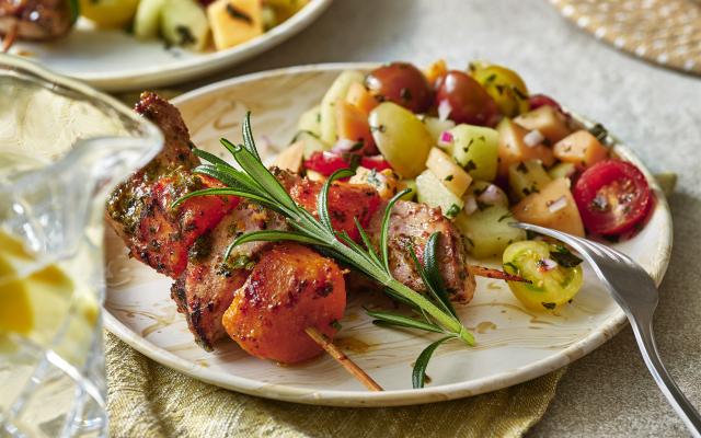 Sticky varkenshaasspiesjes met meloensalade