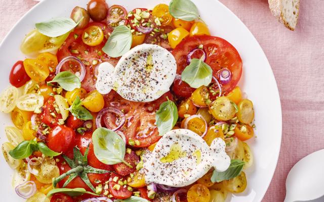 Kleurrijke tomatensalade met burrata en pistaches