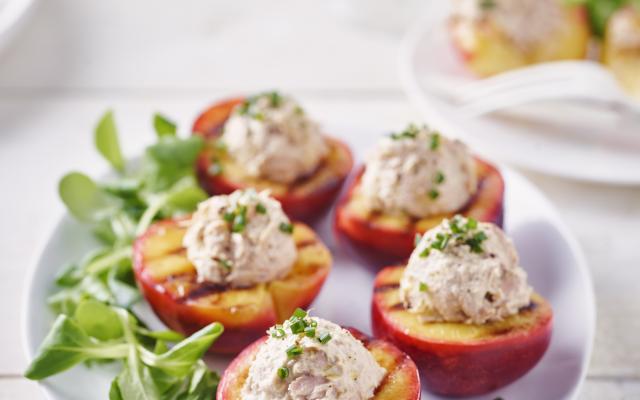 Gegrilde nectarines met tonijnsalade