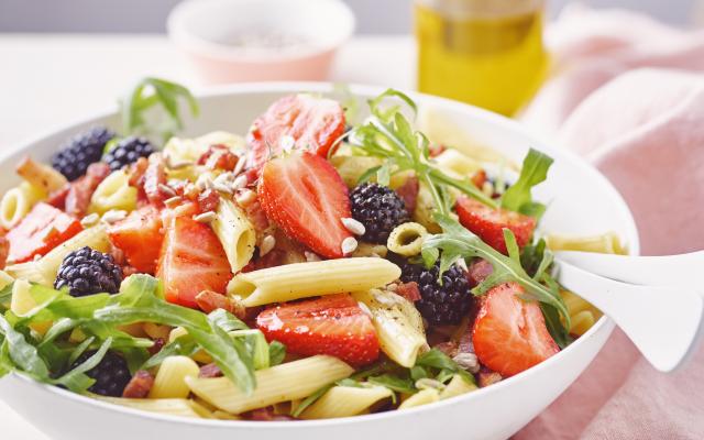 Pastasalade met spekjes en fruit