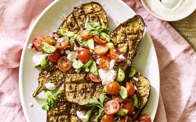 Gegrilde aubergines met yoghurt en salade van kerstomaatjes