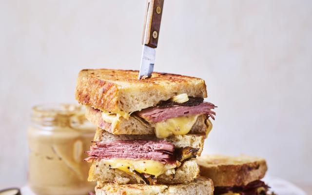 Croque pastrami met gekaramelliseerde venkel