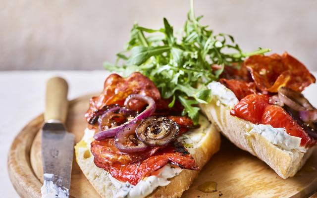 Ciabatta met gegrilde paprika, chorizo en verse kaas