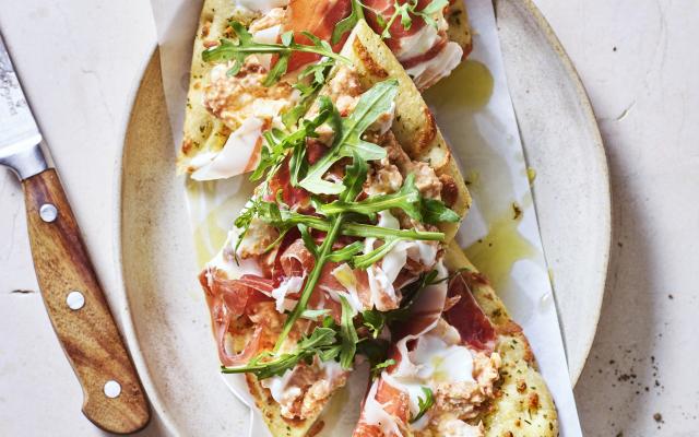 Focaccia met rode stracciatellacrème en ibericoham