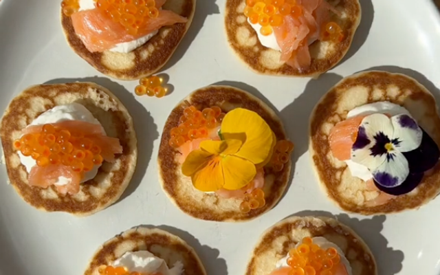 Blini met zure room en zalm
