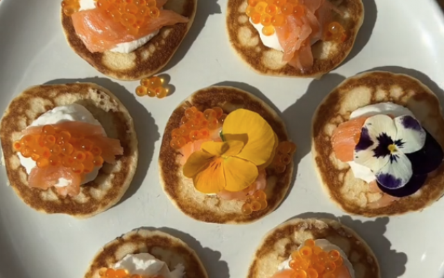 Blini met zure room en zalm