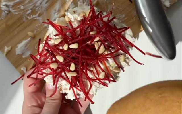 Chopped bagel met geitenkaas en spek