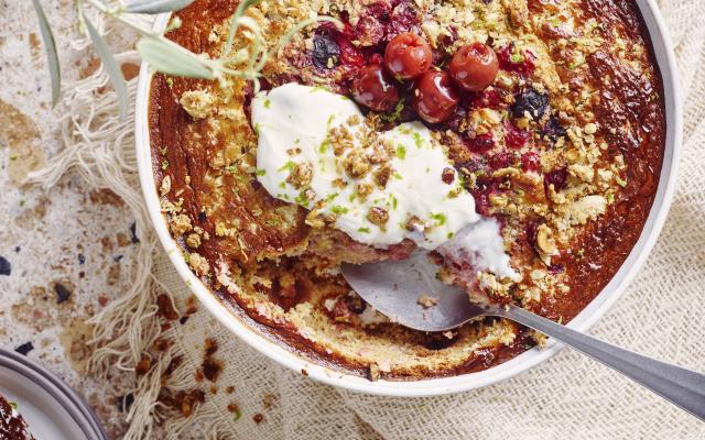 Crumble van rood fruit met notenkorst