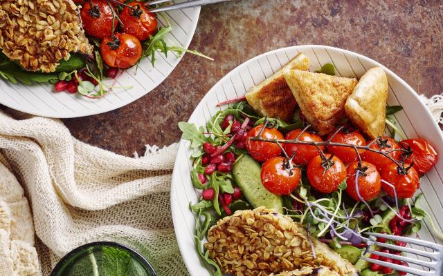 Natalies fattoush met aubergineschnitzels en gebakken pitabroodjes