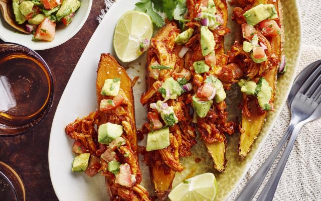 Gepofte zoete aardappel met easy pulled chicken en avocadosalsa