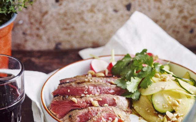 Thai beef salad met courgette, groene appel en koolrabi