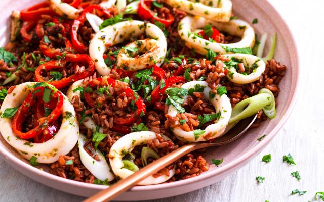 Lauwe roderijstsalade met puntpaprika en calamares