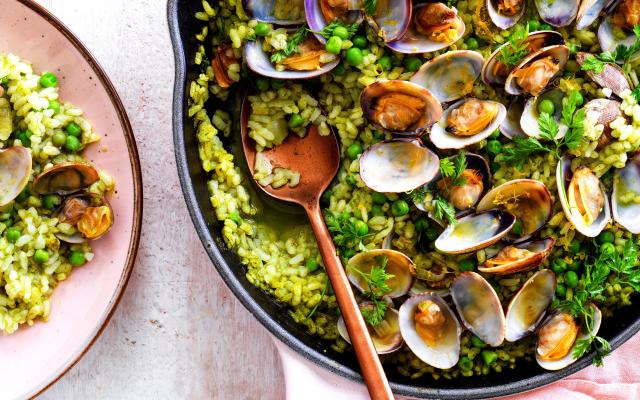 Groene rijstschotel met erwtjes en schelpjes