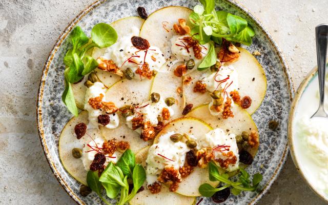 Peercarpaccio met stracciatella, kappertjes en saffraan