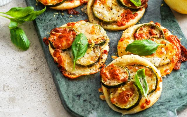 Minipizza’s met mozzarella, courgette en citroen