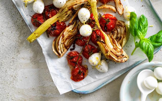 Gegrilde venkel met bocconcini en kerstomaten