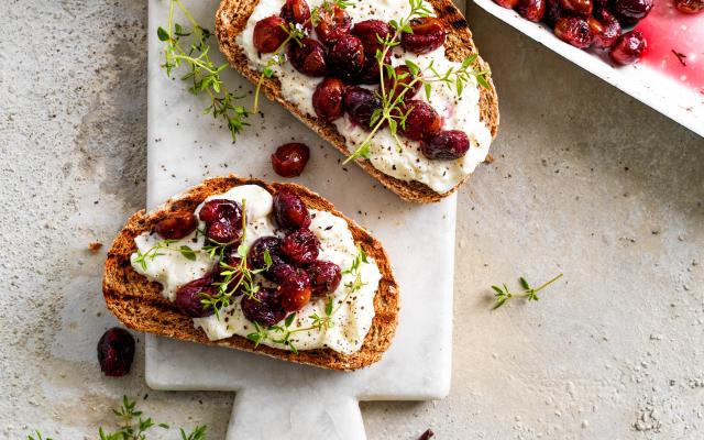 Zuurdesemtoasts met geroosterde druiven en burrata