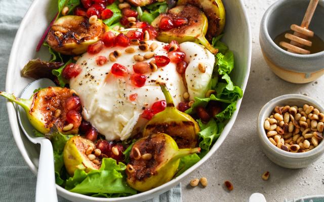 Salade van geroosterde vijgen met burrata, granaatappel en honing