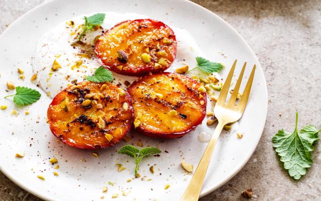 Hangop met gegrilde nectarines en citroenmelisse