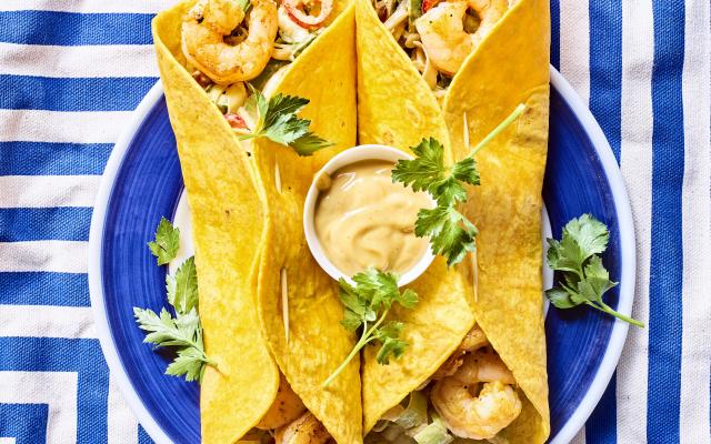 Oosterse wraps met scampi’s en pindasaus