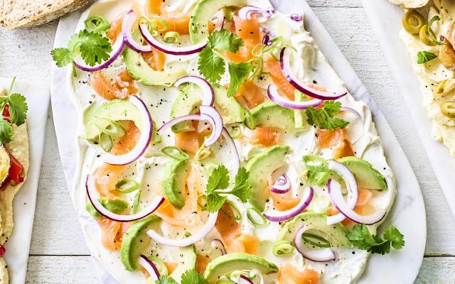 Roomkaas-board met gerookte zalm en avocado