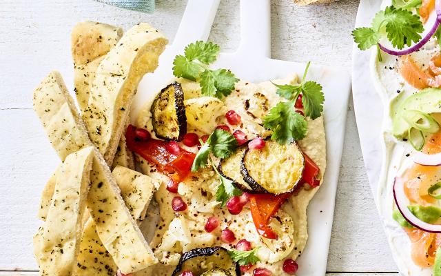 Hummus-board met geroosterde bloemkool en aubergine