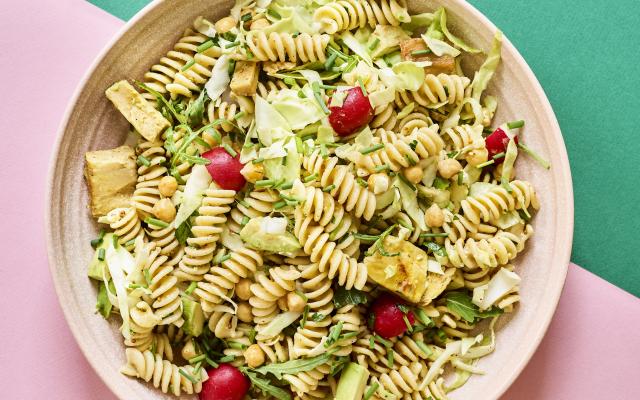 Pastasalade met spitskool en vegan kipstukjes