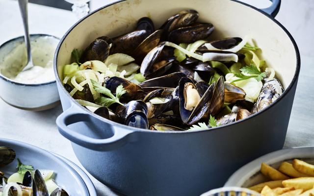 Klassieke mosselen in wittewijnsaus met frietjes en zelfgemaakte mosselsaus