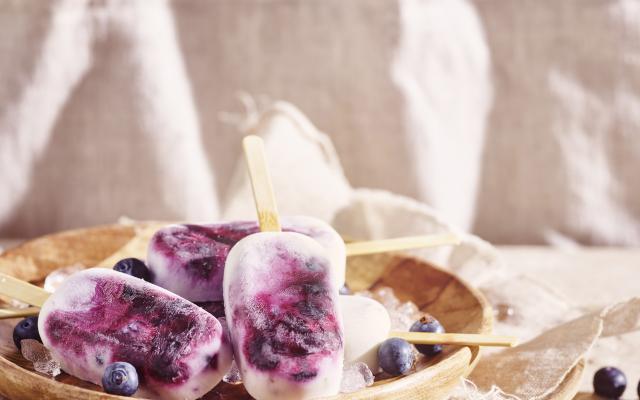 Kokos-popsicles met blauwe bessen