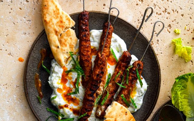 Lamsköfte met merguez, tzatziki en naanbrood