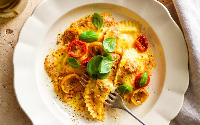 Ravioli met romige saus van zongedroogde tomaatjes