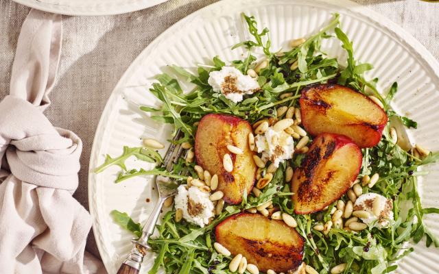 Salade van rucola met geroosterde pruimen en ricotta